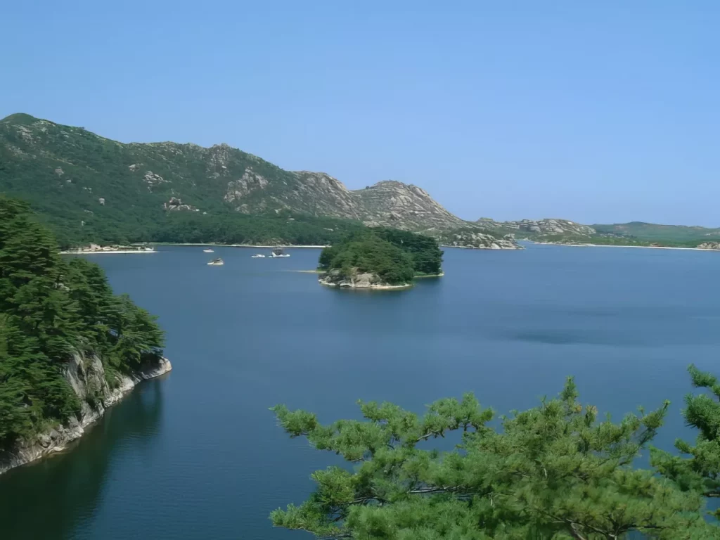Вид на лагуну на курорте Кымгансан