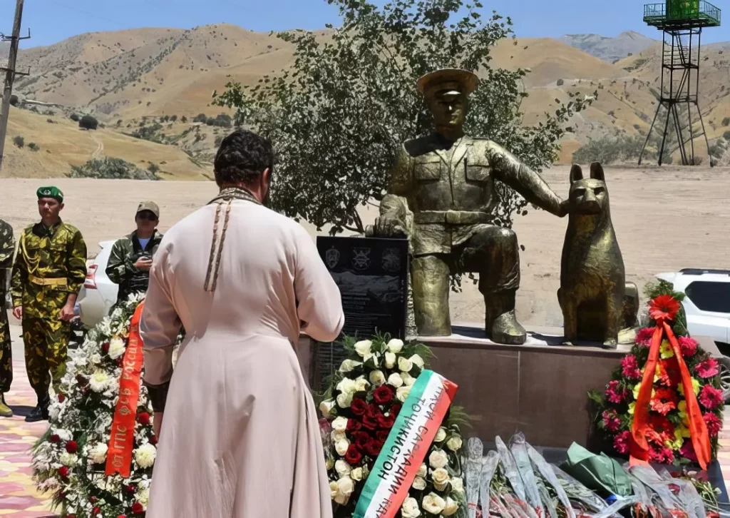 Памятник погибшим бойцам 12-й заставы Памятник на заставе "Сары-Гор"