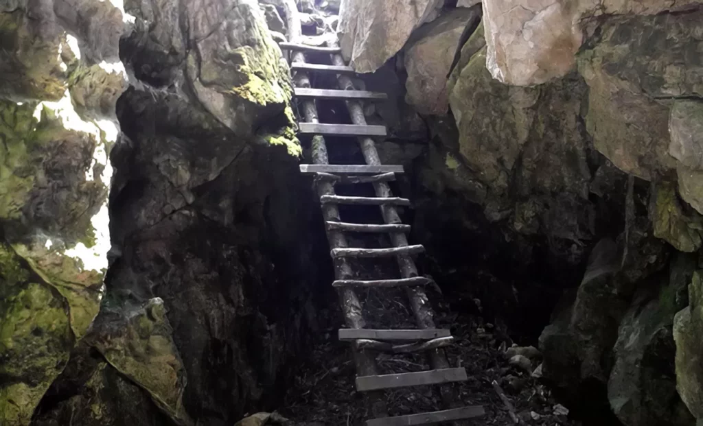 Спуск на первый ярус Кашкулакской пещеры
