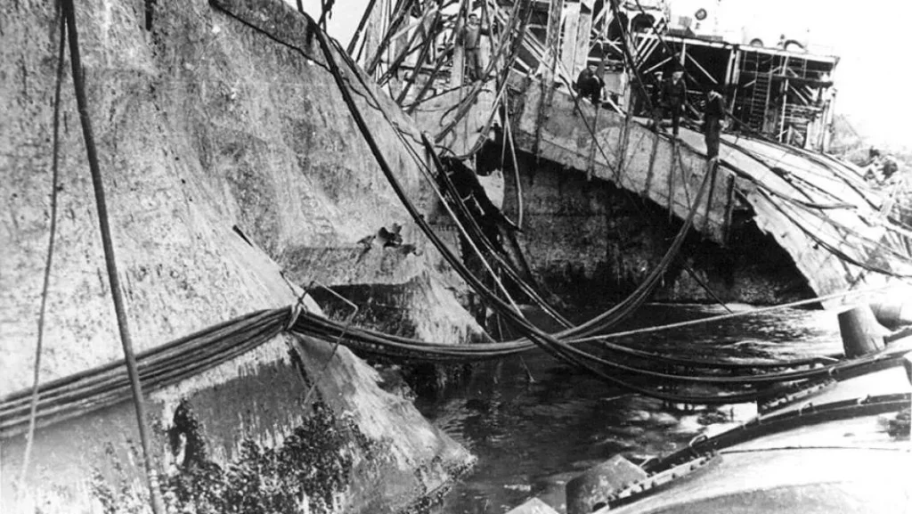 Покореженный взрывом линкор "Новороссийск" Подъем "Новороссийска" в 1957 году