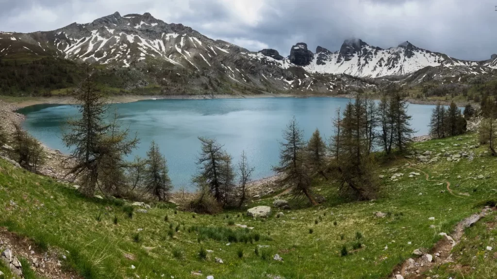 Альпийское озеро Аллос