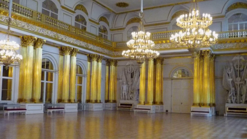 Гербовый зал в Эрмитаже в 2020 году
