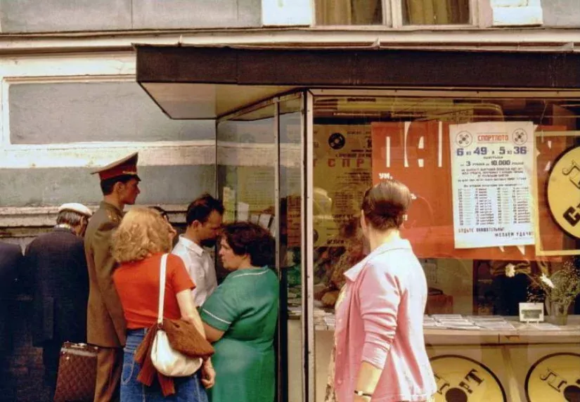 Киоск "Спортлото" в городе и очередь в него Киоск Спортлото, 1985 год