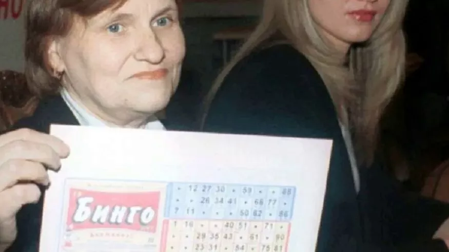 Надежда Мухамедзянова со счастливым билетом Надежда Мухамедзянова на вручении приза