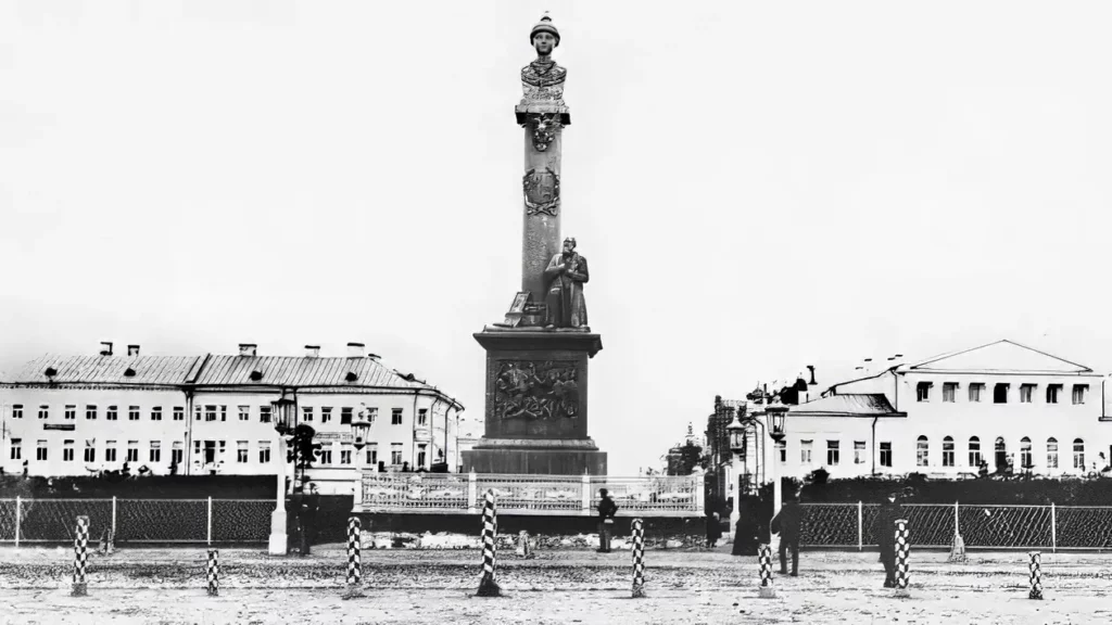 Памятник Михаилу Романову и Ивану Сусанину