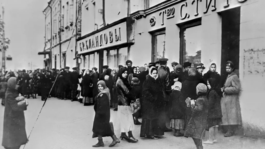 Петроград накануне революции 1917 года Продуктовая очередь в Петрограде