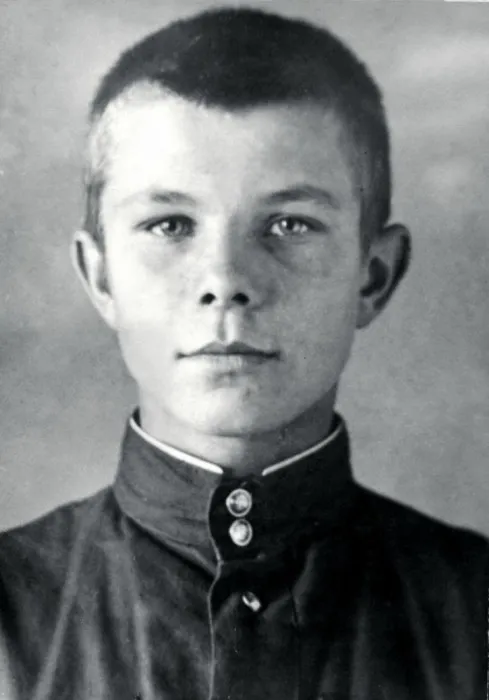 Ю. Гагарин подростком