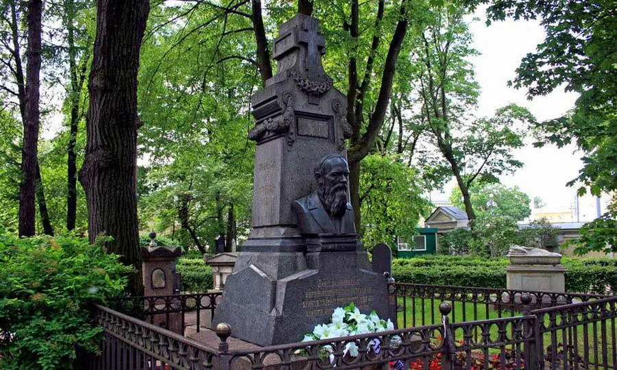 Могила Достоевского в Санкт-Петербурге
