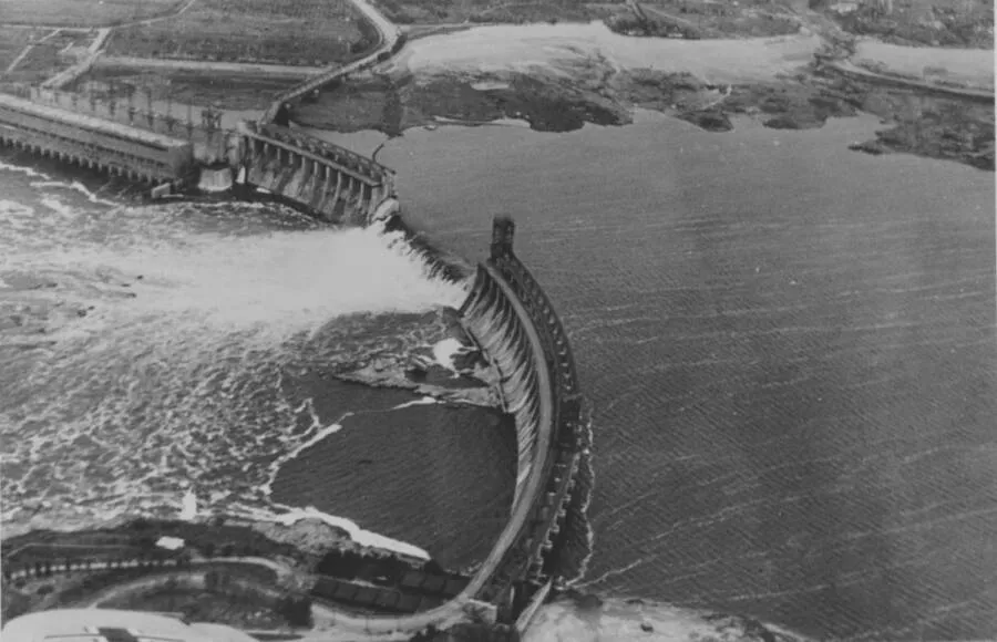 Разрушенная плотина Днепррогэса в 1941 г.