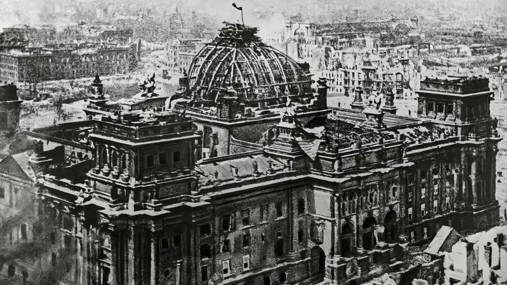 Рейхстаг со знаменем в мае 1945-го Разрушенный рейхстаг со знаменем на куполе