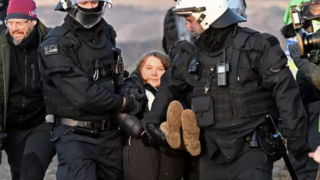Грета Тунберг и полицейские