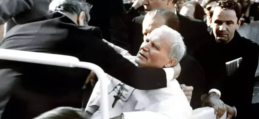 Папа римский Иоанн Павел II после покушения