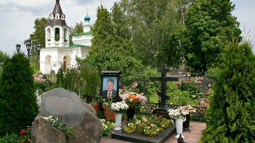 Могила С. Федорова