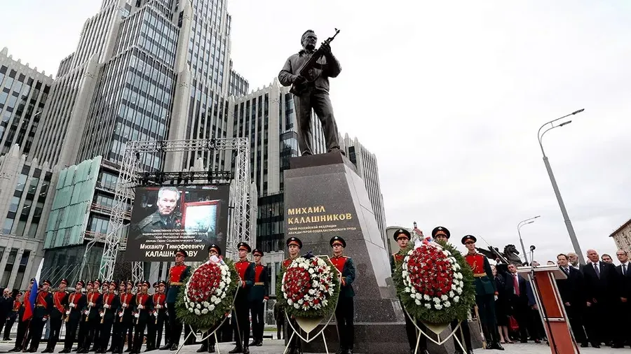 Памятник Калашникову Памятник Калашникову