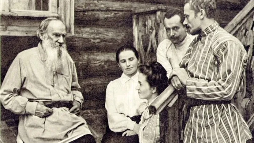 Толстой с семьей