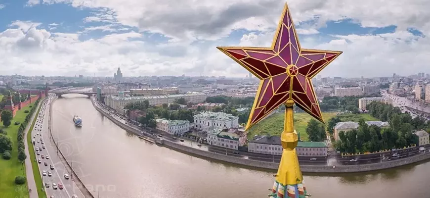 первая звезда на башне Кремля
