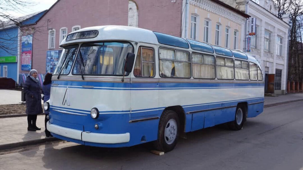 ЛАЗ-695