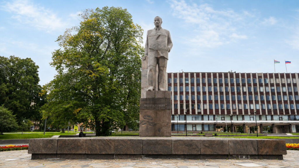Памятник О. Куусинену