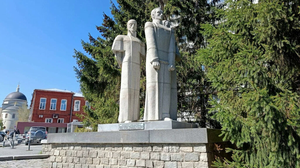 Памятник в Екатеринбурге