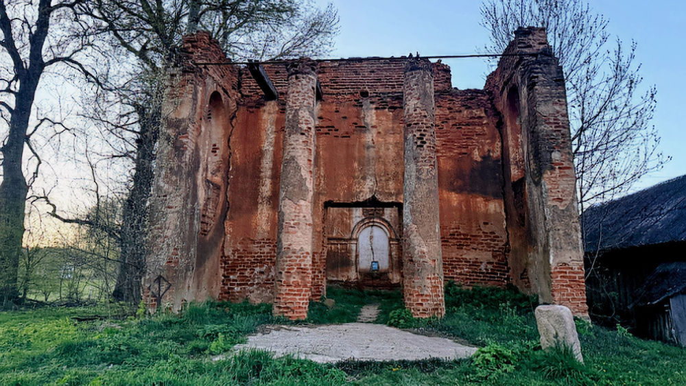 Руины церкви в Старинках